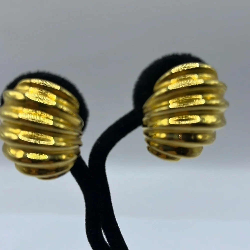 Ribbed Napier Gold Tone Shrimp Domed Chunky Earrings Large Screw back Vintage - Picture 3 of 13